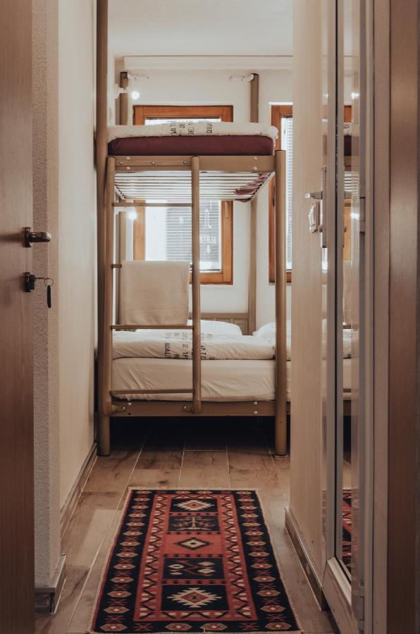 Oda Hostel Pristina Exteriör bild